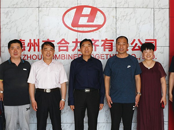 5月24日，德州市總工會授予德州市合力齊車業(yè)有限公司董事長李學治“優(yōu)秀農(nóng)民工之星”的榮譽稱號